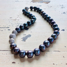Carica l'immagine nel visualizzatore di Gallery, Elegant black pearl silver necklace displayed on white wooden table showcasing sterling silver and CZ accents