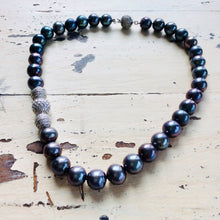 Carica l'immagine nel visualizzatore di Gallery, Close-up of freshwater black pearl silver necklace on white wood surface highlighting rhodium silver clasp