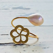 Carica l'immagine nel visualizzatore di Gallery, 18K minimalist flower pearl ring featuring a delicate flower design and a soft pink freshwater teardrop pearl.