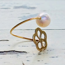 Carica l'immagine nel visualizzatore di Gallery, 18K minimalist flower pearl ring featuring a delicate gold band and a soft pink freshwater pearl.