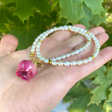 Charger l'image dans la galerie, Collier avec pendentif en forme de bouton de rose, véritable rose rouge et perles d'eau douce, 15,5 pouces