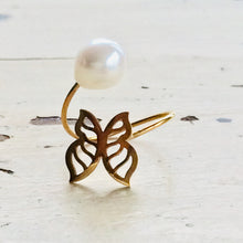 Cargar imagen en el visor de la galería, 18K minimalist butterfly pearl ring featuring a delicate butterfly design and a lustrous freshwater pearl.