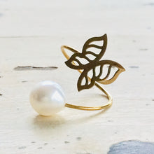 Cargar imagen en el visor de la galería, 18K minimalist butterfly pearl ring featuring a butterfly design and a lustrous freshwater pearl in solid gold.