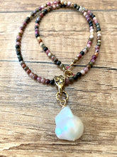 Cargar imagen en el visor de la galería, Tourmaline & Baroque Pearl Pendant Necklace