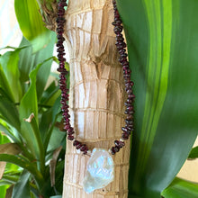 Cargar imagen en el visor de la galería, Garnet and Baroque Pearl Necklace