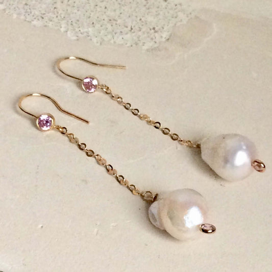 Boucles d'oreilles chaîne en perles baroques avec zircone cubique rose