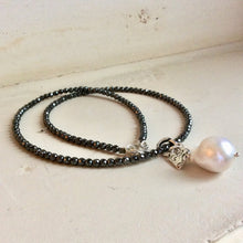 Cargar imagen en el visor de la galería, Baroque Pearl Pendant & Heart Charm Floating on Hematite Necklace