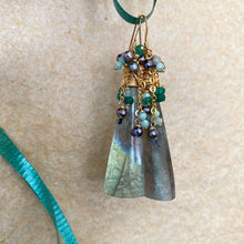 Cargar imagen en el visor de la galería, Labradorite, Amazonite, Green Onyx & Black Pearls Cluster Earrings