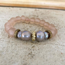 Carica l'immagine nel visualizzatore di Gallery, Grey Baroque Pearl Bracelet, Pale Pink Recycled Glass