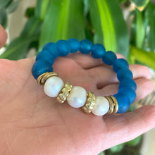 Carica l'immagine nel visualizzatore di Gallery, Baroque Pearl & Ocean Blue Glass Bracelet