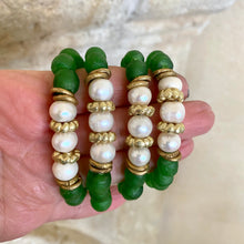 Carica l'immagine nel visualizzatore di Gallery, Freshwater Pearl Bracelet, Green African Tribal Recycled Glass