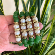 Carica l'immagine nel visualizzatore di Gallery, Freshwater Pearl Bracelet, Green African Tribal Recycled Glass