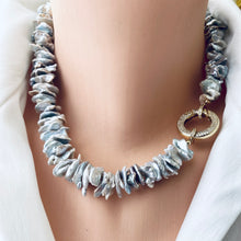 Charger l'image dans la galerie, Collier ras du cou en grosses perles Keshi grises avec fermoir plaqué or et pavé de zircones cubiques, 45,7 cm