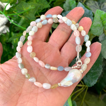 Cargar imagen en el visor de la galería, spring summer necklace with aquamarine, morganite and baroque pearl
