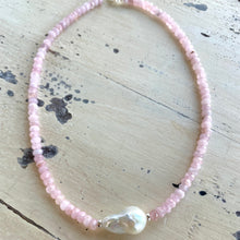 Charger l'image dans la galerie, Collier de perles en quartz rose de Madagascar avec grosse perle baroque et détails en argent, 44,5 cm