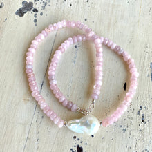 Charger l'image dans la galerie, Collier de perles en quartz rose de Madagascar avec grosse perle baroque et détails en argent, 44,5 cm