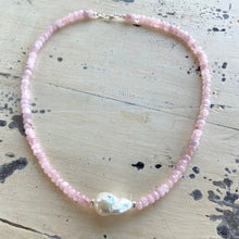 Charger l'image dans la galerie, Collier de perles en quartz rose de Madagascar avec grosse perle baroque et détails en argent, 44,5 cm