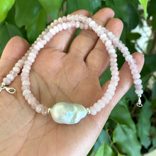 Charger l'image dans la galerie, Collier de perles en quartz rose de Madagascar avec grosse perle baroque et détails en argent, 44,5 cm