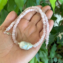 Charger l'image dans la galerie, Collier de perles en quartz rose de Madagascar avec grosse perle baroque et détails en argent, 44,5 cm