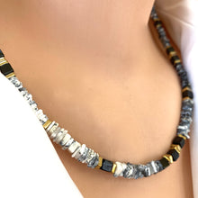 Charger l'image dans la galerie, Collier en opale dendritique et spinelle noir, fermoir magnétique plaqué or, 40 ou 48 cm