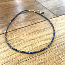 Charger l'image dans la galerie, Collier ras du cou délicat en lapis-lazuli, onyx noir ou vert, plaqué or, 35,6 cm