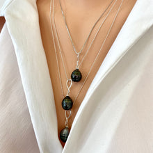Lade das Bild in den Galerie-Viewer, Tahitian Teardrop Pearl Pendant on Sterling Silver Box Chain
