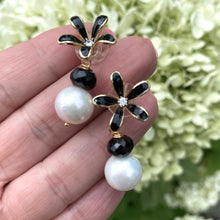 Cargar imagen en el visor de la galería, Edison white pearl and black spinel drop earrings featuring black enamel and gold-plated flower studs. These elegant dangle earrings make a beautiful bridesmaid gift or a special present for her.