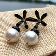 Cargar imagen en el visor de la galería, Edison white pearl and black spinel drop earrings featuring black enamel and gold-plated flower studs. These elegant dangle earrings make a beautiful bridesmaid gift or a special present for her.