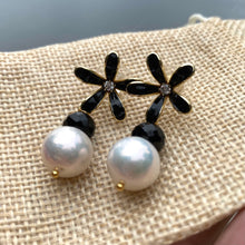 Cargar imagen en el visor de la galería, Edison white pearl and black spinel drop earrings featuring black enamel and gold-plated flower studs. These elegant dangle earrings make a beautiful bridesmaid gift or a special present for her.