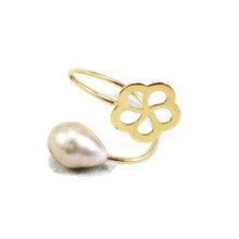 Carica l'immagine nel visualizzatore di Gallery, 18K minimalist flower pearl ring featuring a delicate pink freshwater teardrop pearl and floral design in solid gold.