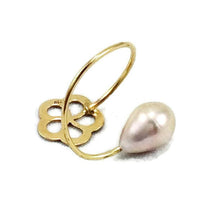 Carica l'immagine nel visualizzatore di Gallery, 18K minimalist flower pearl ring featuring a soft pink freshwater teardrop pearl in a gold flower design.