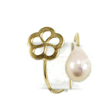Carica l'immagine nel visualizzatore di Gallery, 18K minimalist flower pearl ring featuring a pink freshwater teardrop pearl and flower design in solid gold.