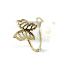 Cargar imagen en el visor de la galería, 18K minimalist butterfly pearl ring featuring a delicate butterfly design and a lustrous freshwater pearl.