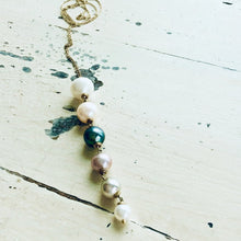 Charger l'image dans la galerie, Collier en or massif 18 carats avec perles graduées et or jaune, pendentif en cascade de perles