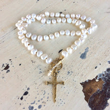 Cargar imagen en el visor de la galería, Pearl Necklace & Cross Pendant Necklace