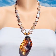 Lade das Bild in den Galerie-Viewer, Frontal close-up of keshi pearl necklace worn by mannequin, organic pearls and amber pendant.