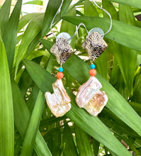 Cargar imagen en el visor de la galería, Chunky Baroque Pearls Gold Earrings with Turquoise &amp; Coral
