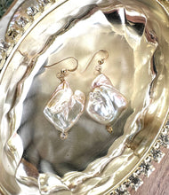 Carica l&#39;immagine nel visualizzatore di Gallery, Diamond Shape Pearl Drop Earrings &amp; Clear Cz
