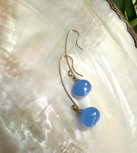 Carica l&#39;immagine nel visualizzatore di Gallery, Blue Chalcedony Briolettes Threader Earrings
