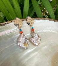 Cargar imagen en el visor de la galería, Chunky Baroque Pearls Gold Earrings with Turquoise &amp; Coral
