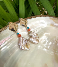 Cargar imagen en el visor de la galería, Chunky Baroque Pearls Gold Earrings with Turquoise &amp; Coral
