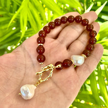 Cargar imagen en el visor de la galería, Carnelian and White Baroque Pearl Beaded Bracelet, Gold Plated Details, 7.25&quot;in
