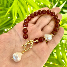 Lade das Bild in den Galerie-Viewer, Carnelian and White Baroque Pearl Beaded Bracelet, Gold Plated Details, 7.25&quot;in
