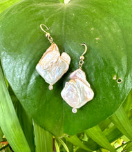 Carica l&#39;immagine nel visualizzatore di Gallery, Diamond Shape Pearl Drop Earrings &amp; Clear Cz
