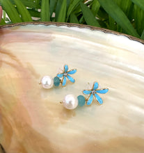 Carica l&#39;immagine nel visualizzatore di Gallery, Edison Pearls &amp; Aquamarine Earrings, Blue Enamel Flower
