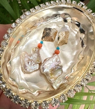 Cargar imagen en el visor de la galería, Chunky Baroque Pearls Gold Earrings with Turquoise &amp; Coral
