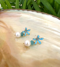 Carica l&#39;immagine nel visualizzatore di Gallery, Edison Pearls &amp; Aquamarine Earrings, Blue Enamel Flower

