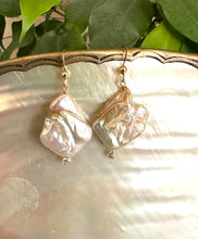 Carica l&#39;immagine nel visualizzatore di Gallery, Diamond Shape Pearl Drop Earrings &amp; Clear Cz

