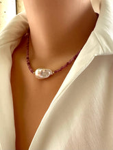 Carica l'immagine nel visualizzatore di Gallery, pink tourmaline baroque pearl necklace close up on mannequin side view
