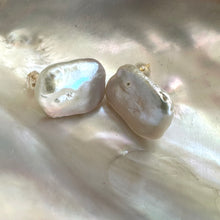 Carica l&#39;immagine nel visualizzatore di Gallery, White Rectangle Baroque Pearl Stud Earrings, Silver
